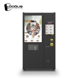 Buz küpleri ile taze çekilmiş buzlu kahve otomatı